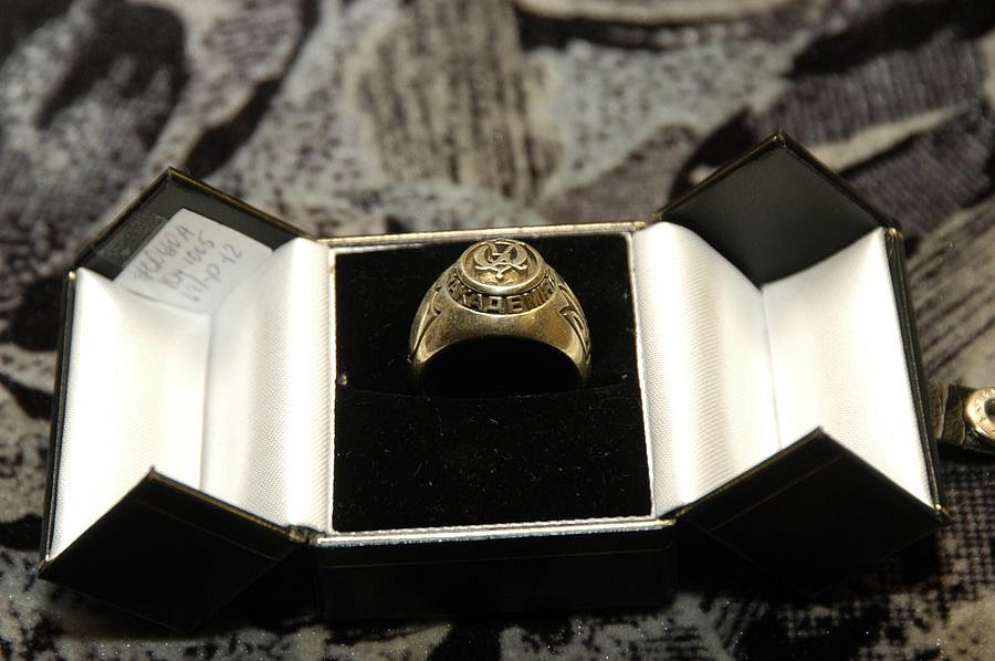 Перстень з гербом академії