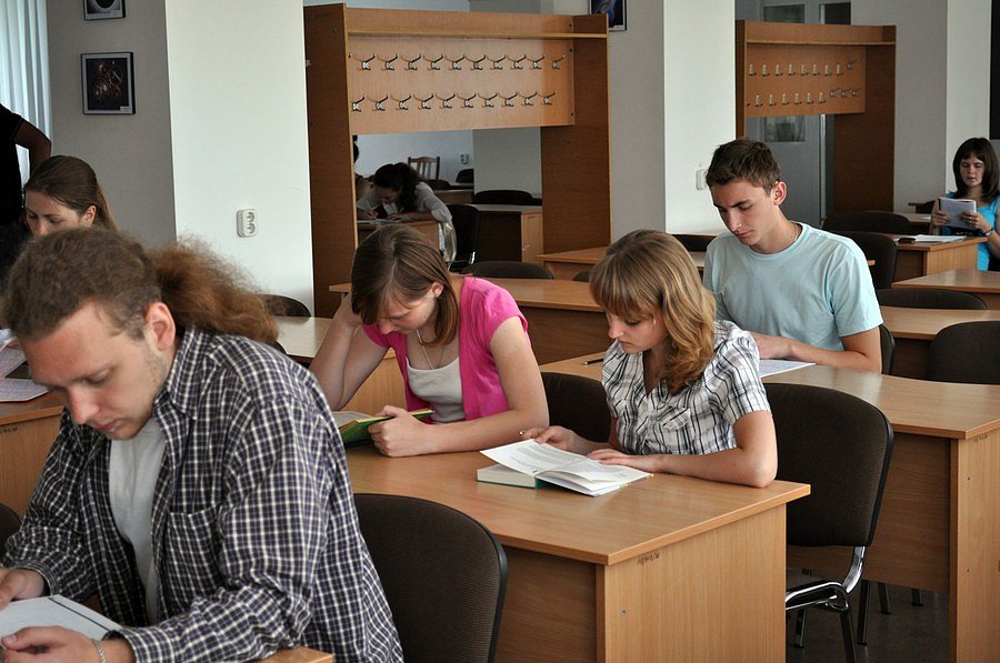 Студенти працюють в науковій бібліотеці