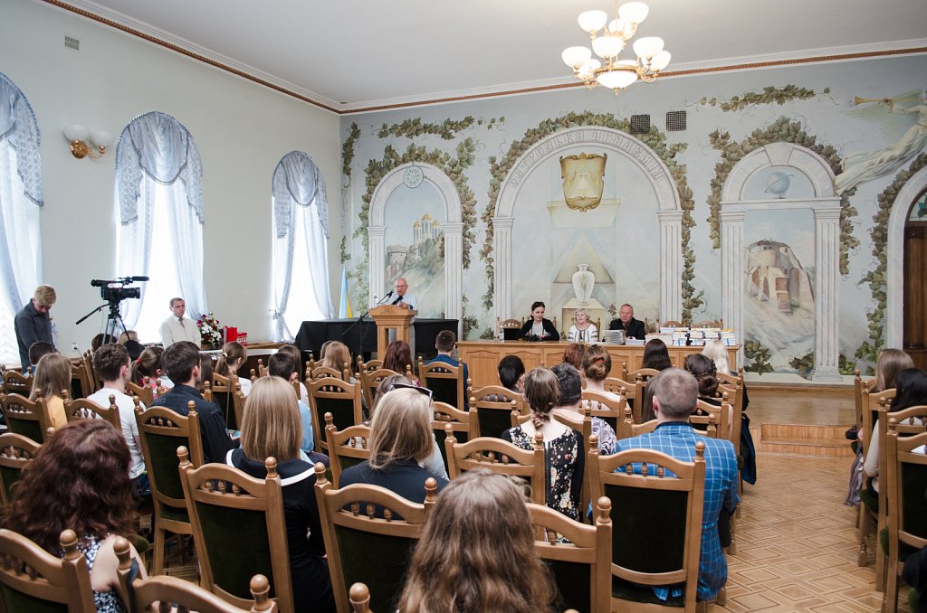 Понад 100 студентів Острозької академії отримали стипендії і гранти
