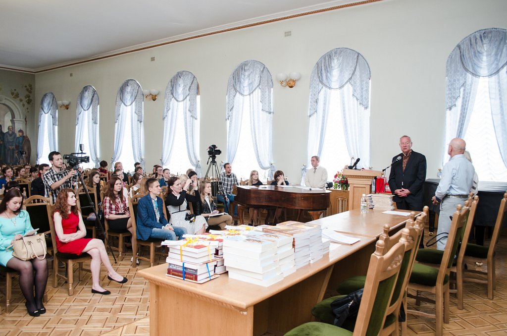 Понад 100 студентів Острозької академії отримали стипендії і гранти